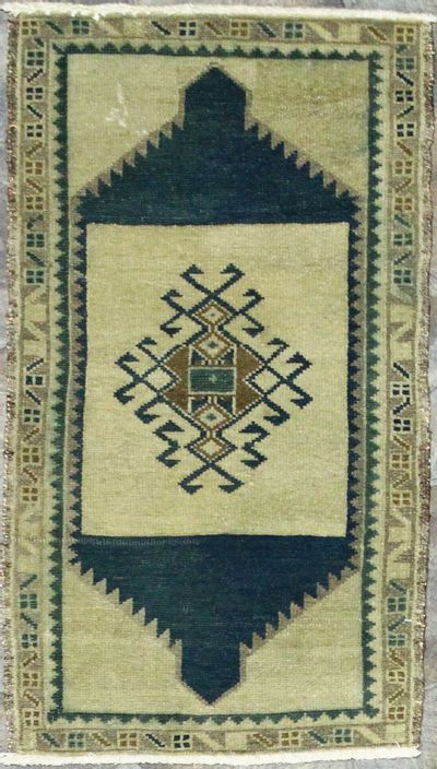 Ivory Konya Rug #8126 • 1′8″ x 3′0″ • 100% Wool
