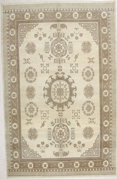 Ivory Kothan Rug #1789 • 8′9″ x 13′10″ • 100% Wool